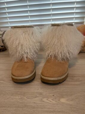 EUC RARE UGG suede boots with LONG CURLY shearling trim.